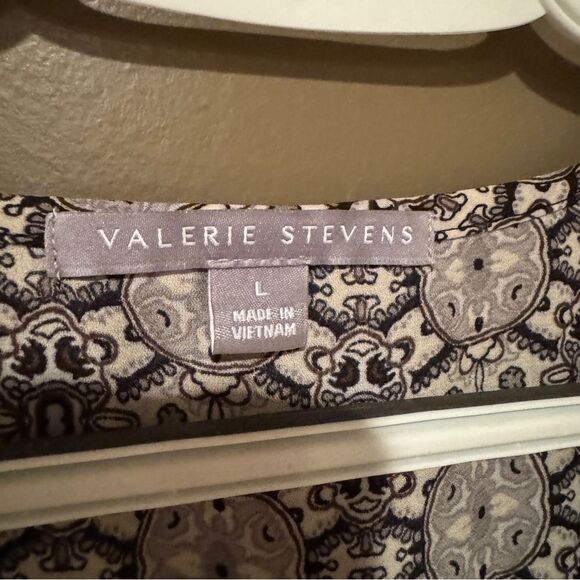 Valerie Stevens Black & White Top Size Large - Picture 6 of 6